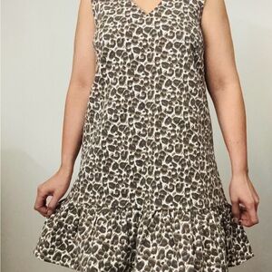 Chic Leopard Print V-Neck Midi Dress